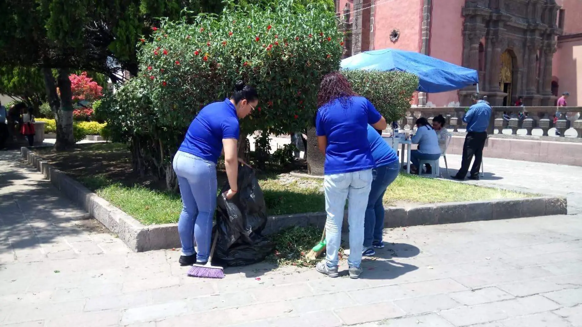 Colaboran en mejorar la imagen del municipio. Foto Monsetrrat García 